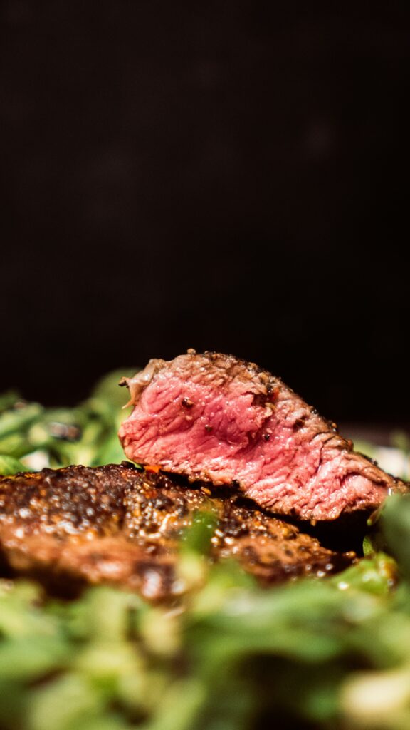 Pièce de steak halal saignant, tendre et grillée à la perfection, proposée par une boucherie halal à Marseille, préparée selon les normes traditionnelles.
